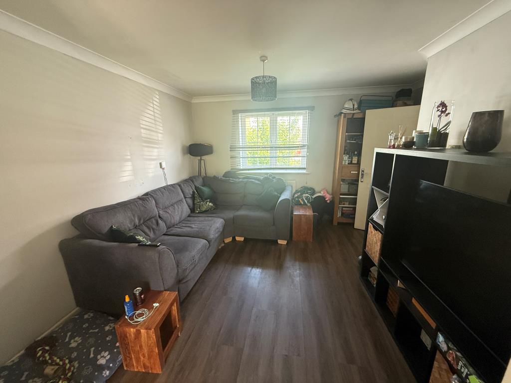Lot: 94 - SEMI-DETACHED HOUSE FOR INVESTMENT - Living room